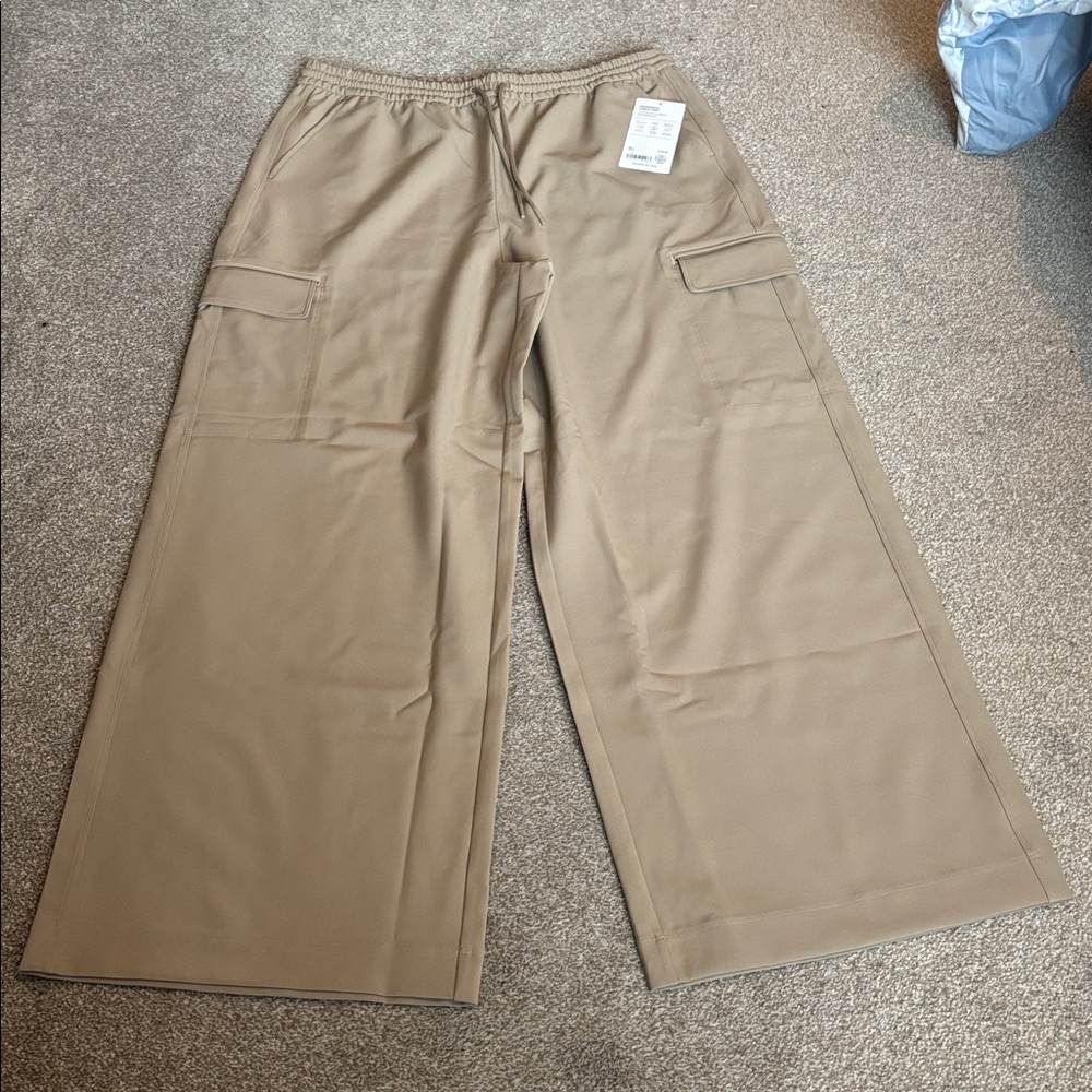 Athleta Wide Leg Cargo Pants in Beige/Tan